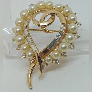* Vintage Crown Trifari Pat Pending Philippe Faux Pearl Heart Pin Brooch